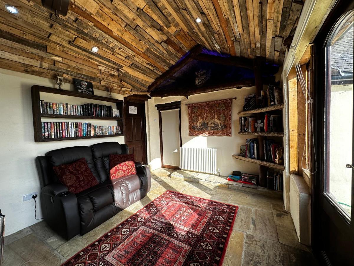 Coed Y Ddraig - Themed 3 Bedroom Cottage, With Bar & Pool Table Tregaron Buitenkant foto