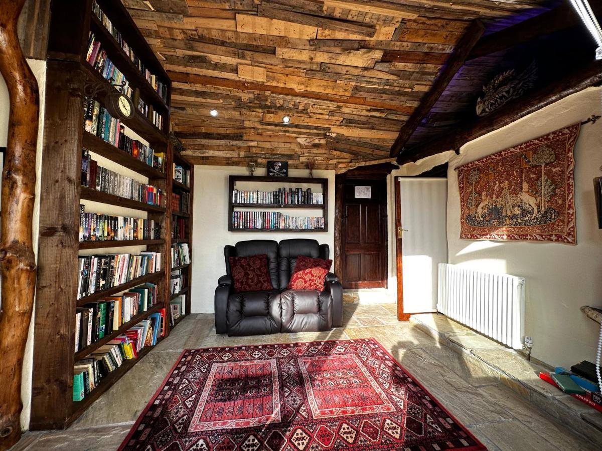 Coed Y Ddraig - Themed 3 Bedroom Cottage, With Bar & Pool Table Tregaron Buitenkant foto