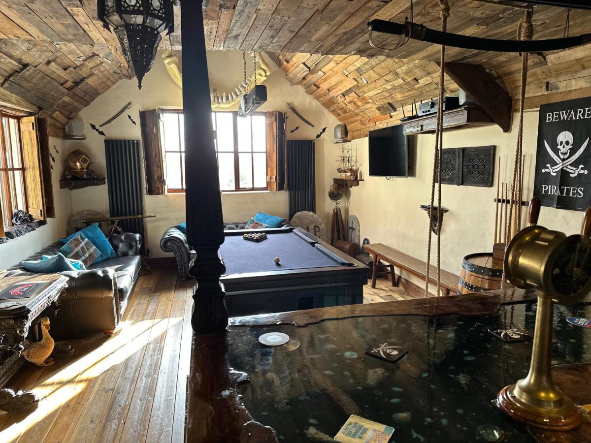 Coed Y Ddraig - Themed 3 Bedroom Cottage, With Bar & Pool Table Tregaron Buitenkant foto