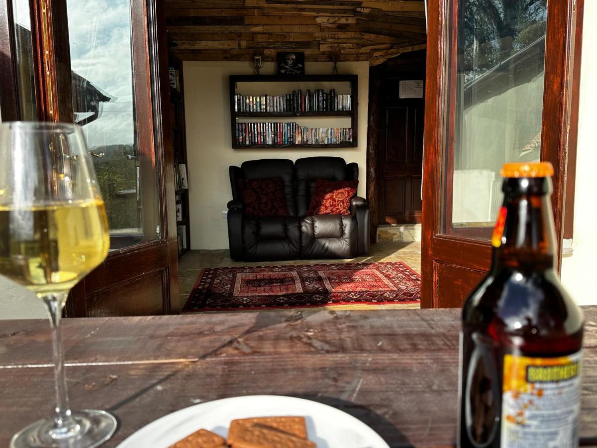 Coed Y Ddraig - Themed 3 Bedroom Cottage, With Bar & Pool Table Tregaron Buitenkant foto